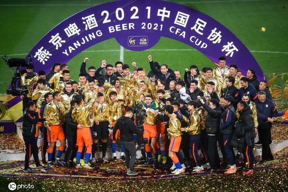 吉鲁在联赛中登场14次，贡献8球5助攻。